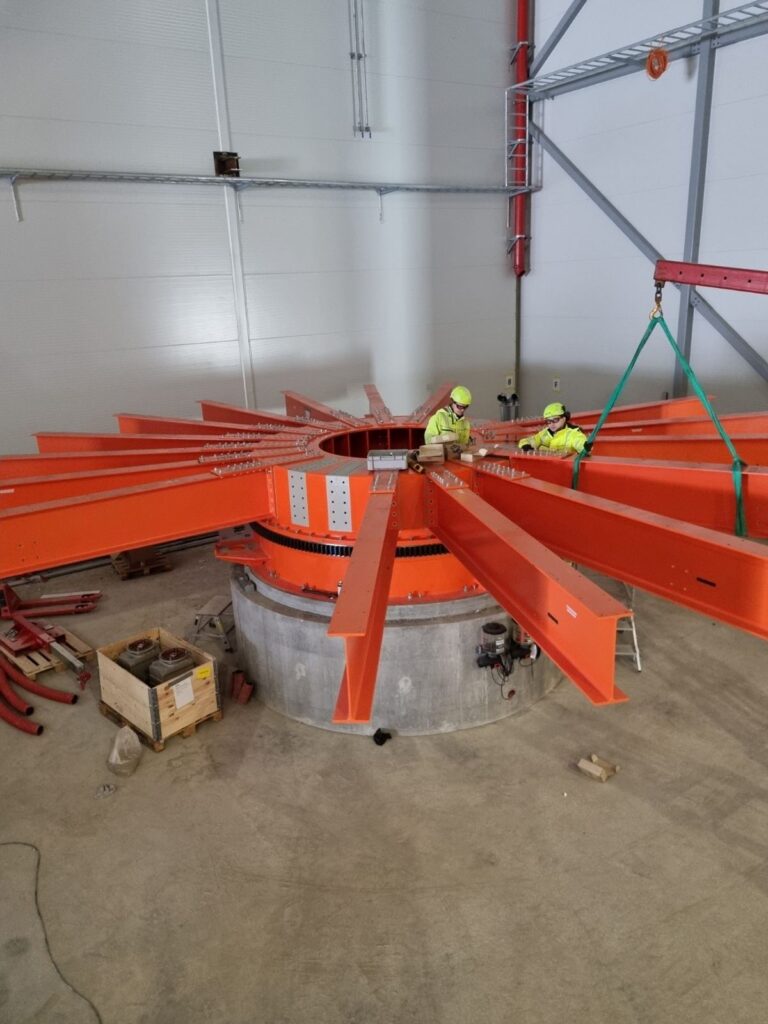 Radialbjelker monteres på navet til en kabelkurv