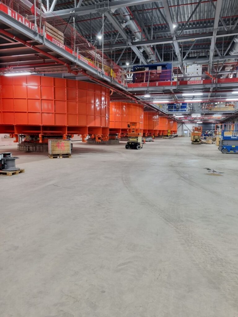 Kappehallen hos Nexans i Halden med kabelkurver levert av Mekanisk Service Halden
