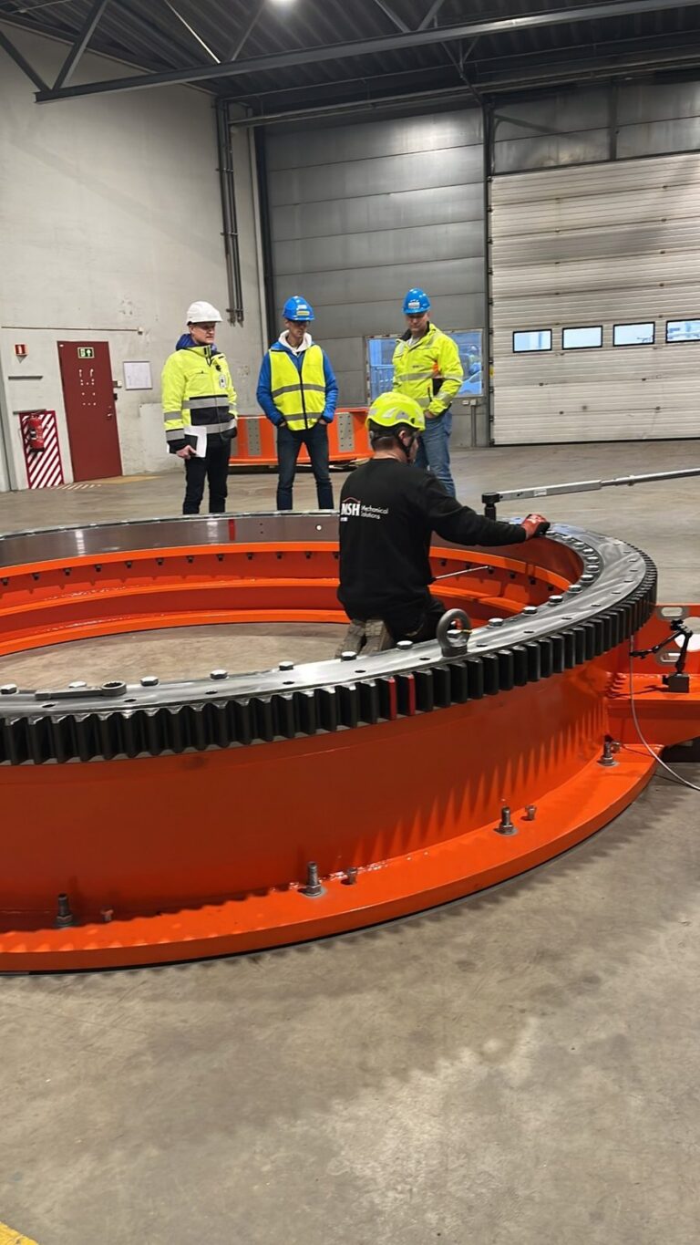 Montering av SKF svingkranslager på stålsokkel i verkstedet til Mekanisk Service Halden